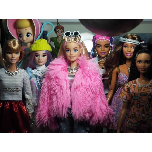 Кукла Barbie Extra в розовой пушистой шубке