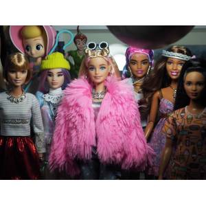 Кукла Barbie Extra в розовой пушистой шубке